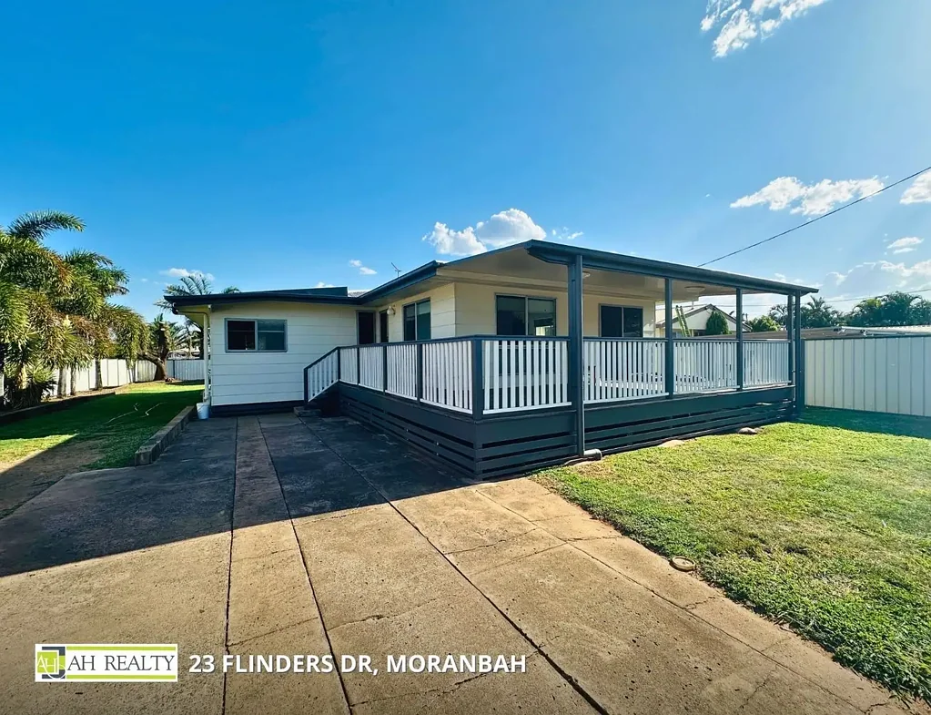 Moranbah 3房  MODERN HOME WITH DOUBLE BAY SHED AND LARGE TIMBER DECK - PRIME LOCATION - GREAT INVESTMENT!