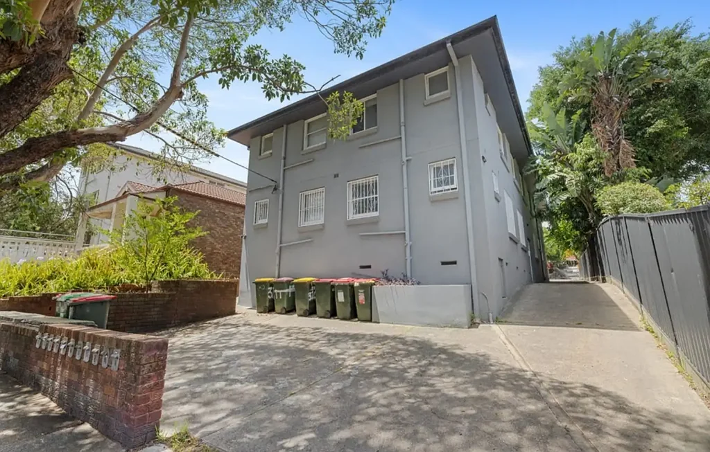 Studio in a Small Block in a convenient Location