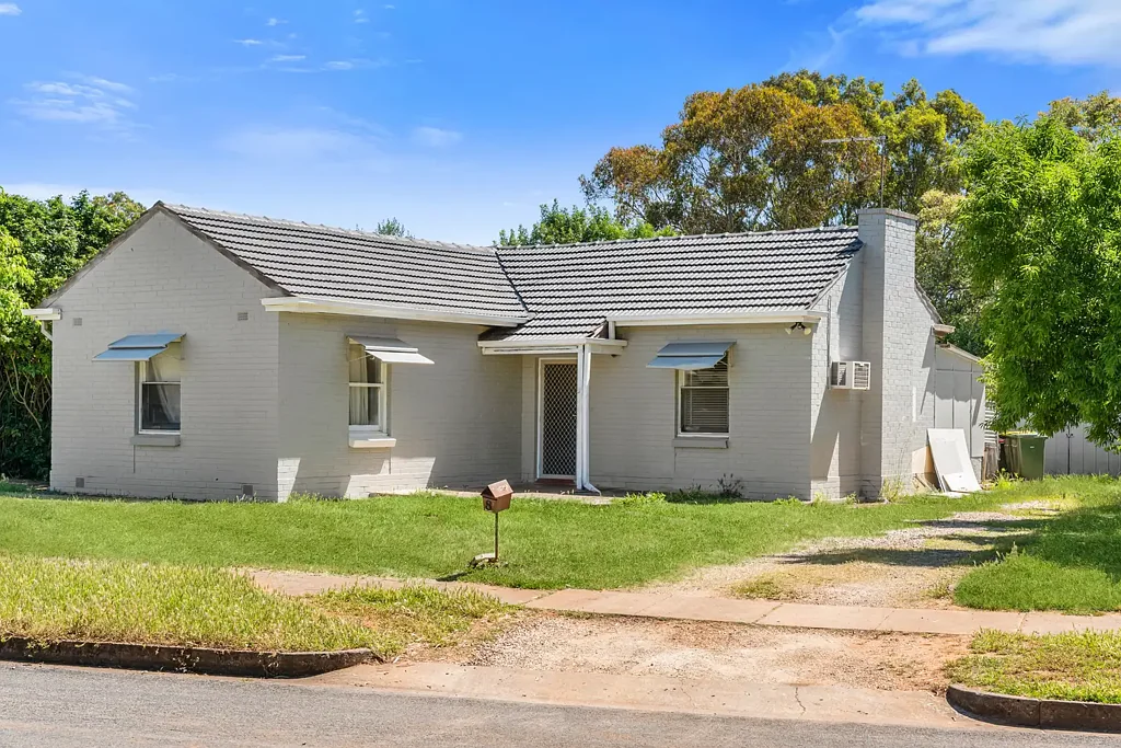 3 BEDROOM FAMILY HOME WITH MODERN KITCHEN