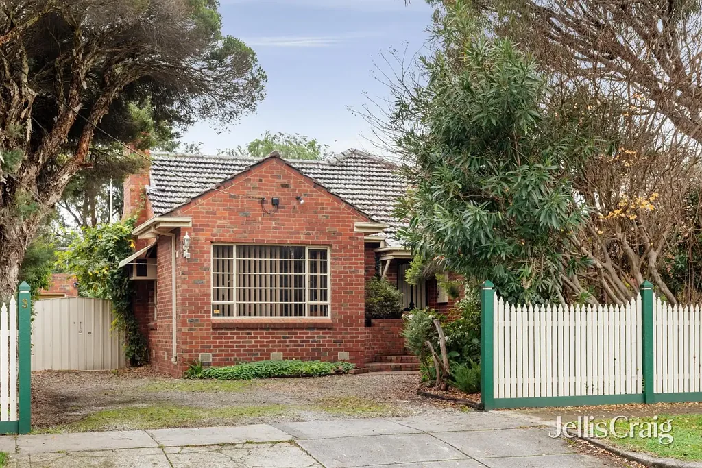 Bentleigh East 5房 五卧砖木经典 644㎡阔地 朝北后院 温馨软木地板 宽敞家庭区 灵活卧室 易打理花园 潜力工作室 步行公园学校 Prized north facing potential with options a plenty