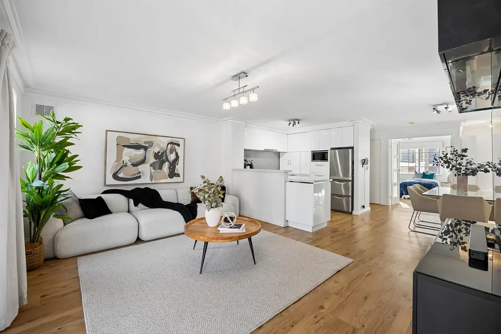 West Perth 3房  Completely Renovated Three-Bedroom Living with Pool Views