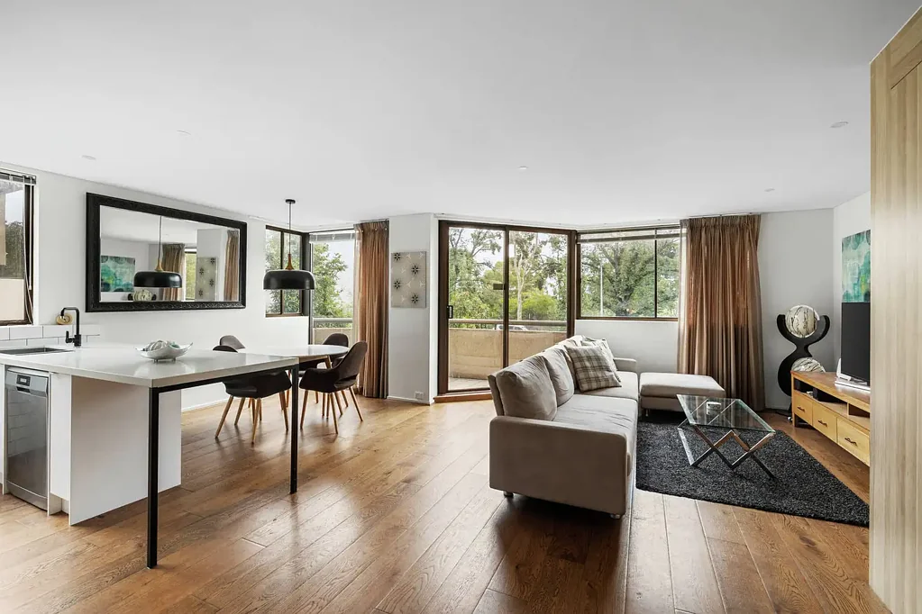 Melbourne 3 Bedroom 'LAKESIDE' An Enviable Lifestyle Choice