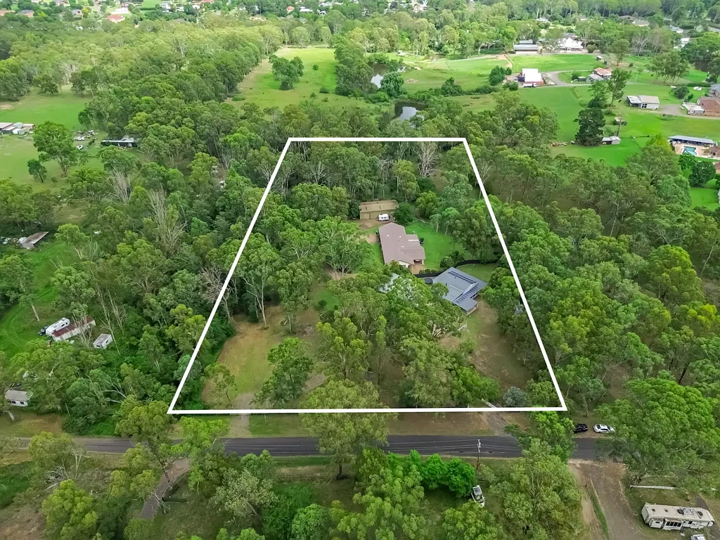 Wallacia 7બેડરૂમ The Ultimate Dual-Living Estate: Two Homes, Two Sheds, Five Prime Acres