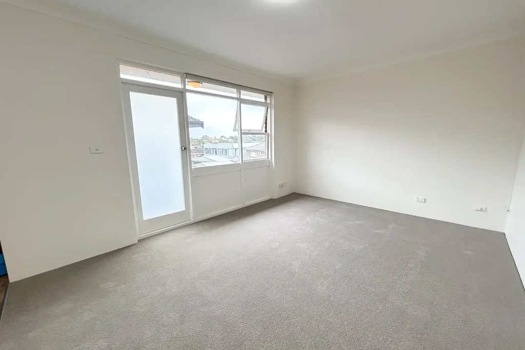 Conveniently Located Top Floor Apartment in Boutique Block