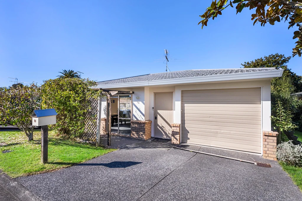 Onehunga 3房  Single-Level Living with Three Off Street Parks