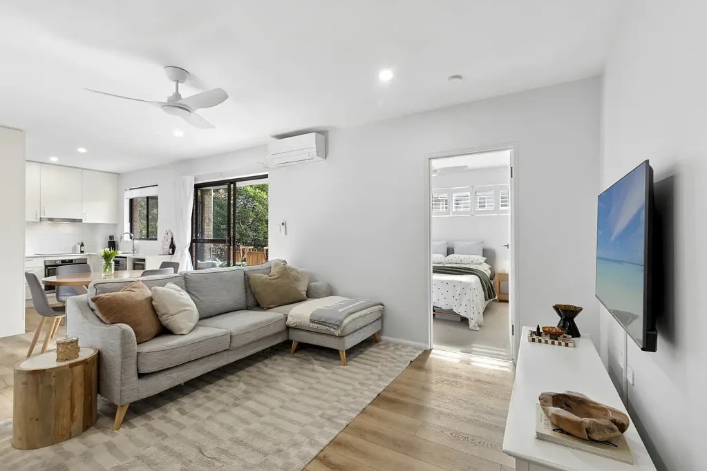 Cronulla 1房 全屋翻新精装 独立车库便利 宽敞朝北阳台 邻近商圈站点 现代厨房卫浴 Renovated North-Facing Beachside Apartment