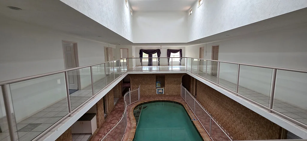 Bridgeman Downs 7બેડરૂમ Huge Mansion with the WOW factor of an indoor swimming pool