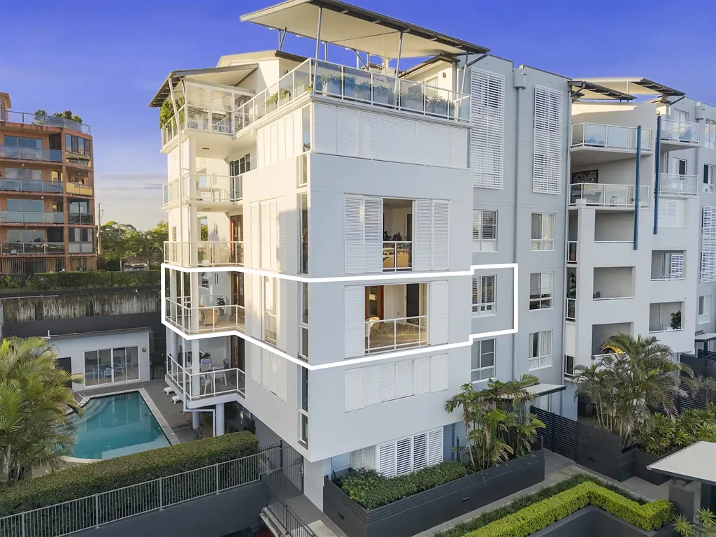 Clayfield 3房 Clayfield中心地带 三居室公寓 宽敞阳台 壮观市景 主套房私密 城市山脉景观 高端设施 安全停车 Oversized Apartment with City & Mountain Views in Tightly Held Complex