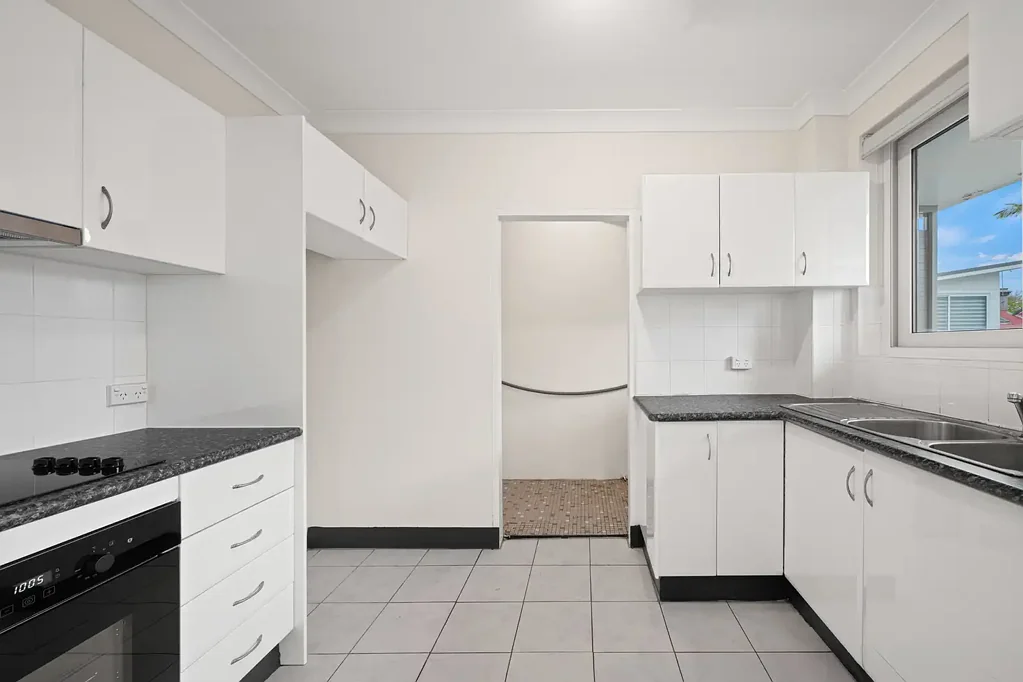 Renovated Two Bedroom With Lock Up Garage