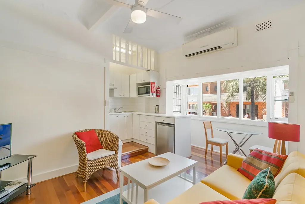 Fully Furnished 1 Bedroom Apartment Moments to Surf & Sand