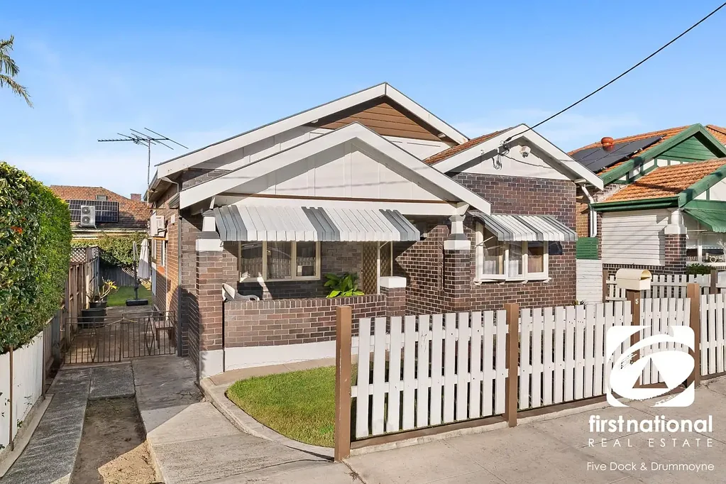 Russell Lea 2 Slaapkamer Original Home with Huge Potential in a Blue-Chip Location