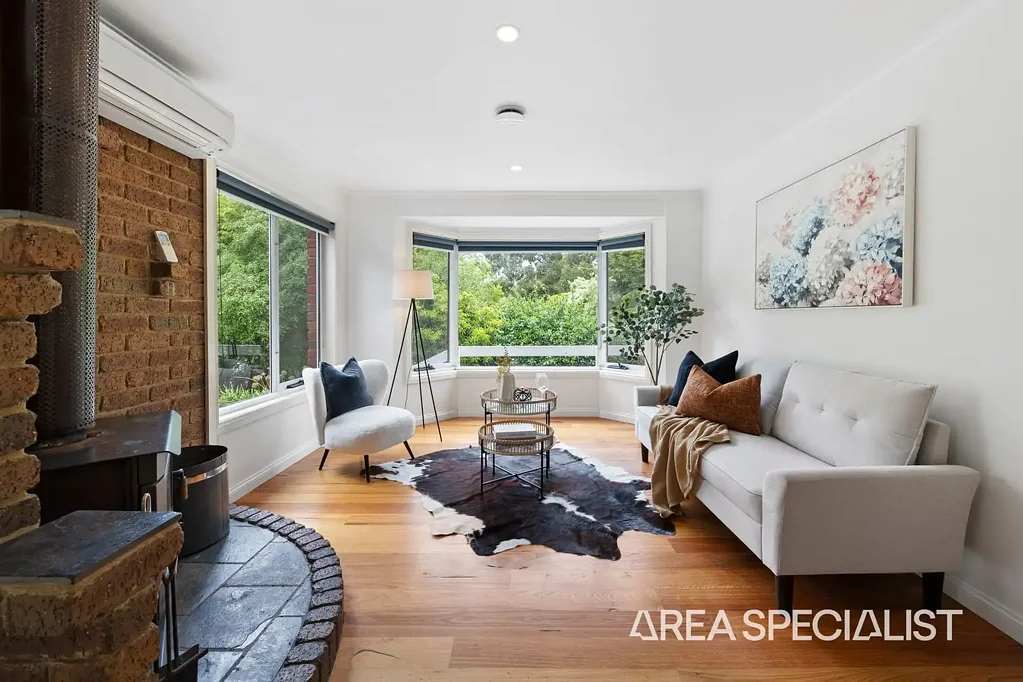 Korumburra 3غرفة نوم The Brief: Charming Country Homestead on 1 Acre with Farmland Views