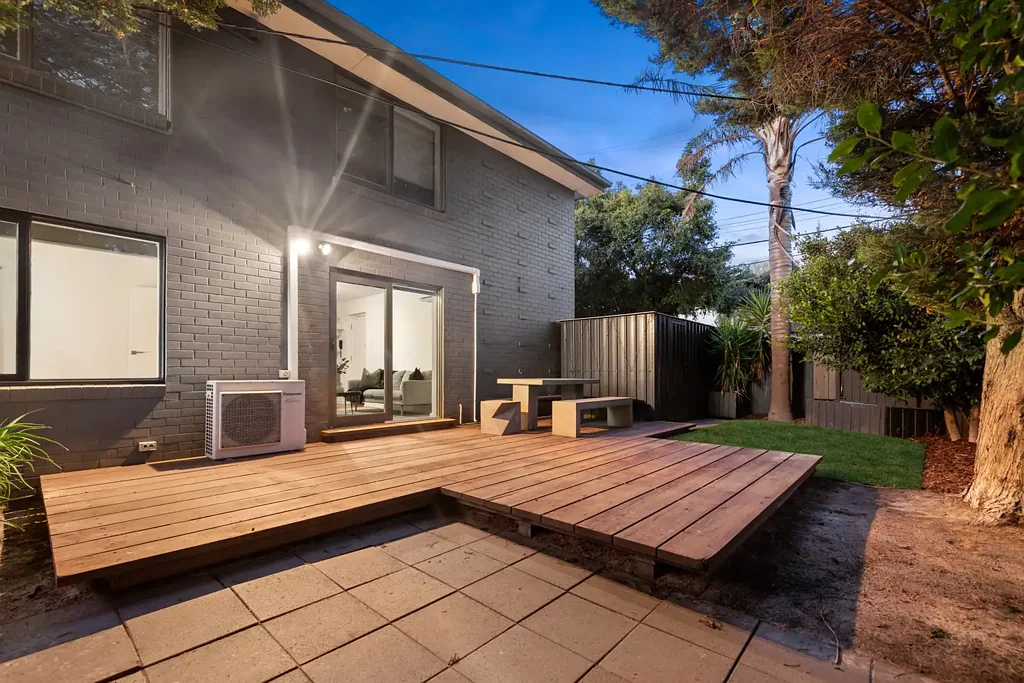 Carnegie 1 Slaapkamer Ground-Floor Lifestyle Haven with an Extraordinary Private Courtyard!