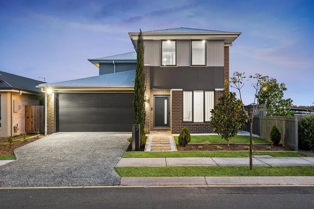 Ripley 4 Bedroom Stylish Family Home With Space, Comfort And Large Backyard!