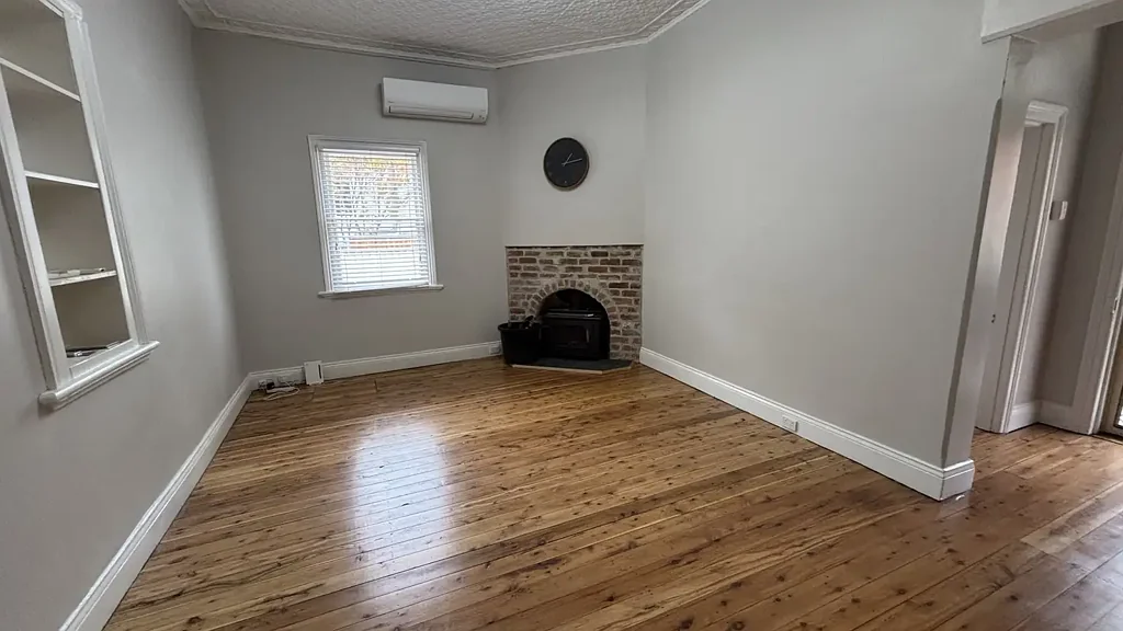 Charming Brick Cottage in Prime Tamworth Location