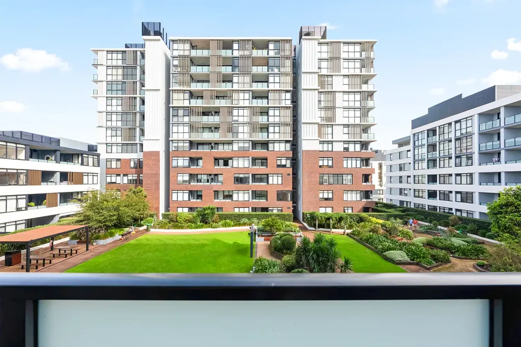 Kirrawee 1房 开放式地板计划 现代装修 Smeg厨房电器 安全社区 地下车位 步行便利 Unparalleled Convenience