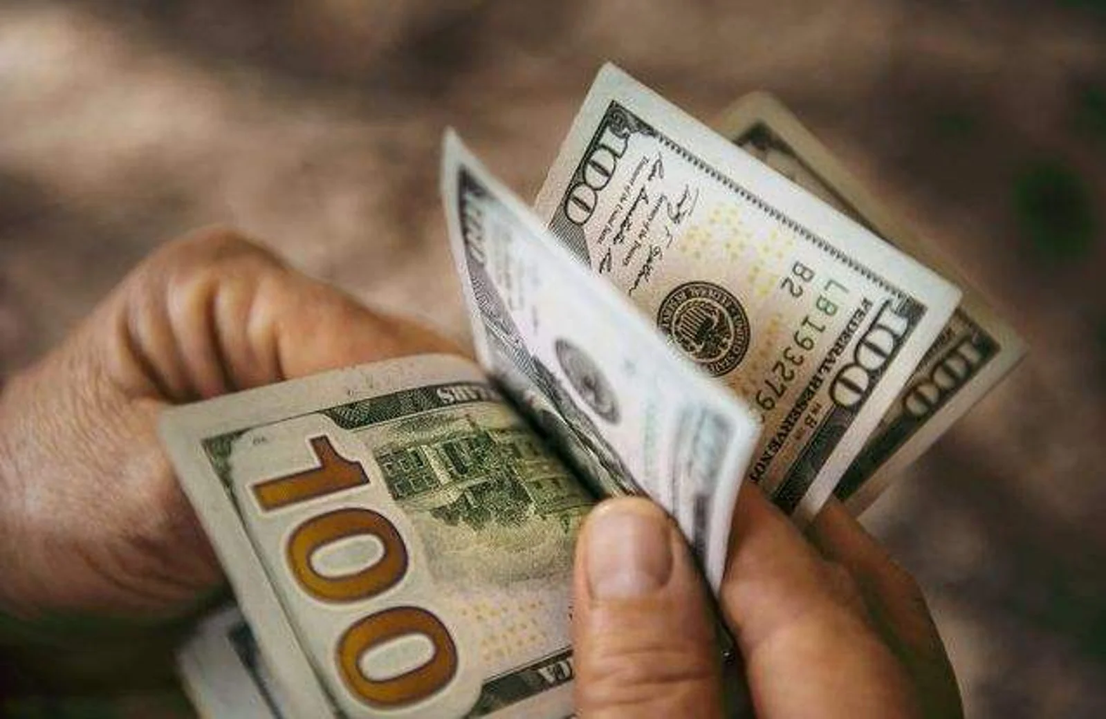一个月狂刷100万美金！23岁华人留学生在沃尔玛疯狂购物，但奢靡背后竟是...