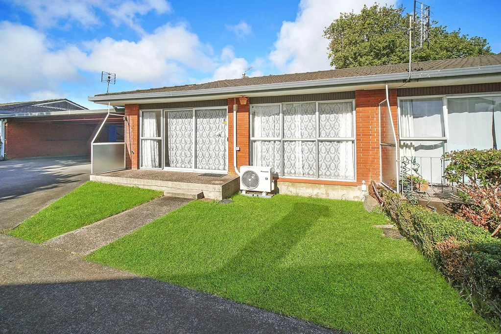 Sunny 2-Bedroom unit with off-street parking