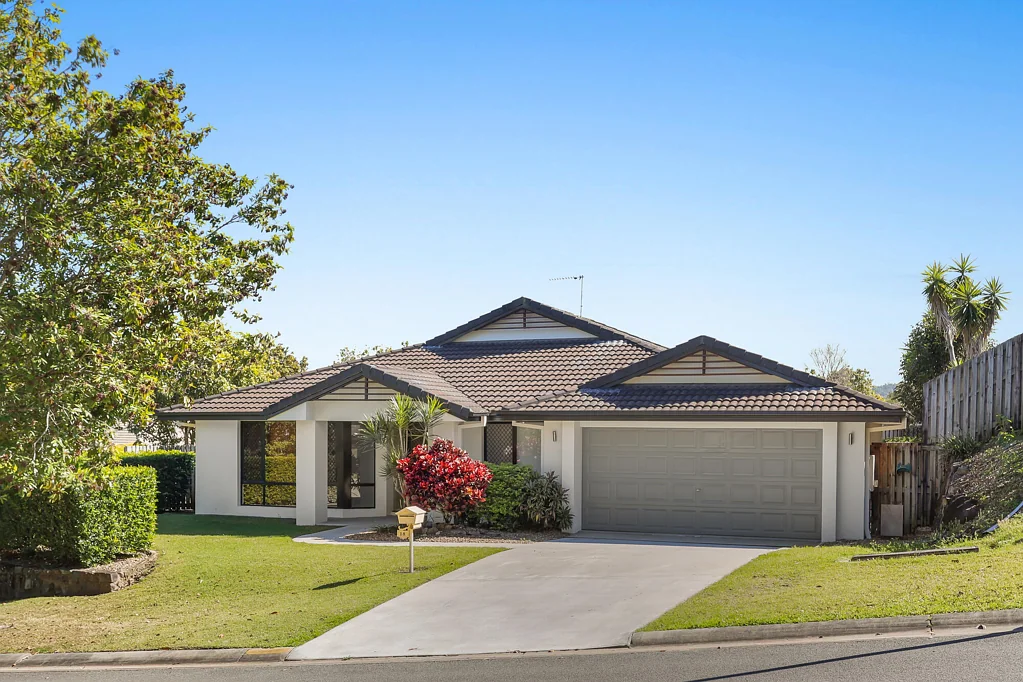 Pacific Pines 4房  Vacant Corner Block Family Home - Freshly Rejuvenated
