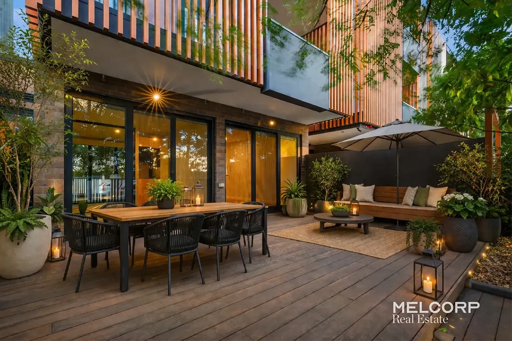 STYLISH GROUND-FLOOR APARTMENT WITH COURTYARD ACCESS - UNFURNISHED