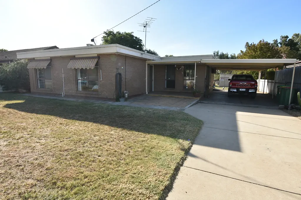 33 NICKLESS STREET, Chiltern, VIC 3683