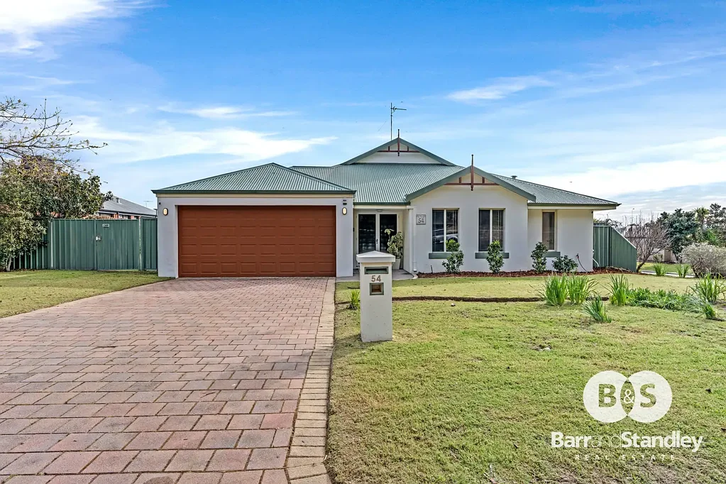 Usher 4 Slaapkamer Powered Shed, Renovated Kitchen - Don't Miss This Opportunity To Make This Property Yours!