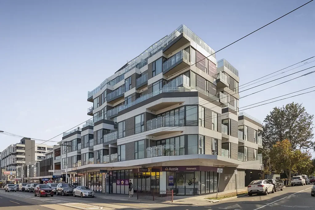 Elsternwick 2房 现代风格装饰 高挑采光充足 开放式起居空间 Miele高端电器 私人阳台放松 便利市中心生活 地下停车配置 电车火车站近 Contemporary Living in a Coveted Village Spot