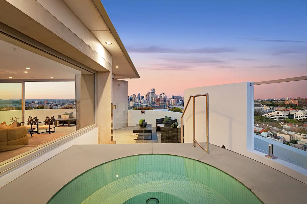 Redfern 3房 获奖顶层公寓 302sqm 壮丽景观 高端Miele电器 屋顶SPA 阳光阳台 步行生活圈 Luxurious north facing sky home with panoramic city views