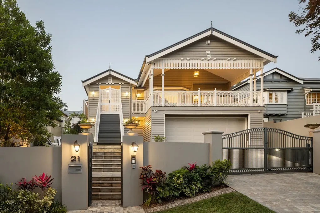 Ashgrove 5房  由建筑师设计的豪华家庭住宅，位于优越的阿什格罗夫地段  Luxurious Architect-Designed Family Home in Prime Ashgrove Location
