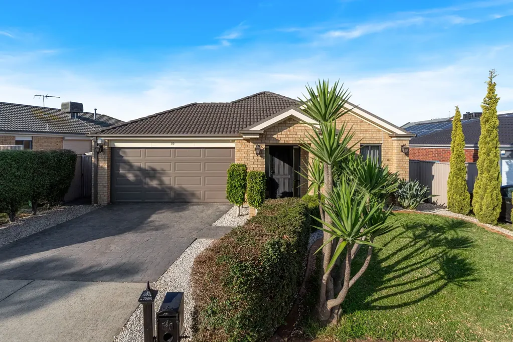 Craigieburn 3房 Hamilton Park宁静社区 宽敞卧室 主卧带WIR 开放式起居区 现代厨房 全年舒适系统 阳光后院 双车库 步行便利设施 Discover a Family Sanctuary of Light and Style