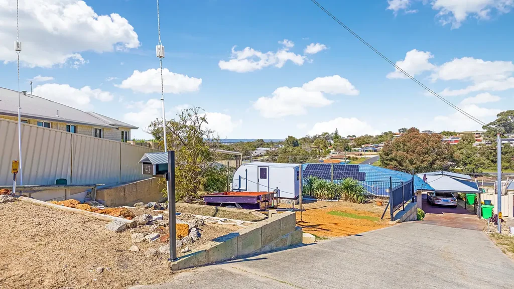 Australind 3ਬੈੱਡਰੂਮ Big Block, Big Potential – Renovated 3x2 on 1,001m² (approx.) in Prime Australind Location!