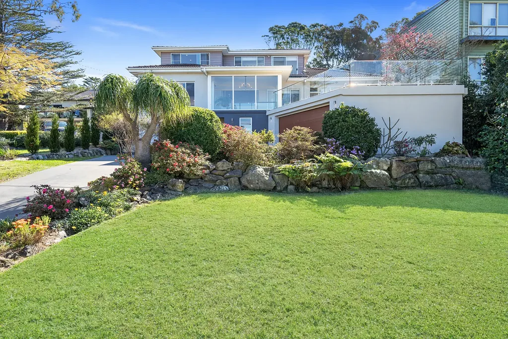 Elanora Heights 4 Bedroom Light-Filled, Spacious, Family Entertainer