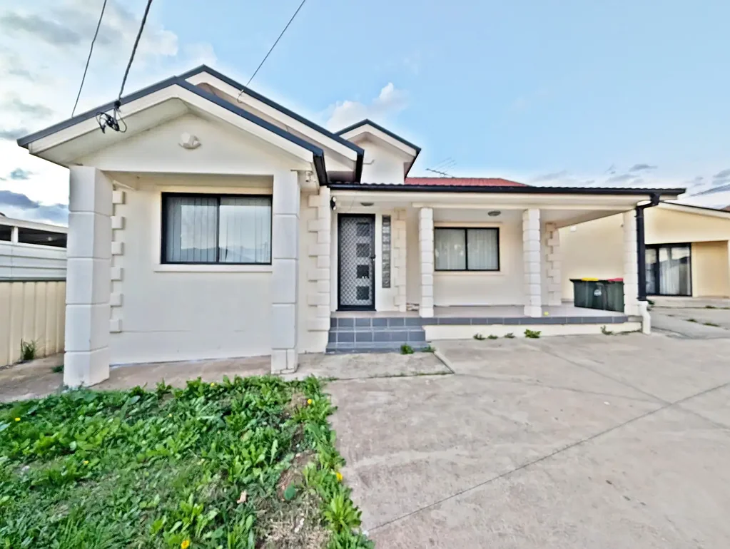 3 Bedroom Home In Prime Canley Hights Location!