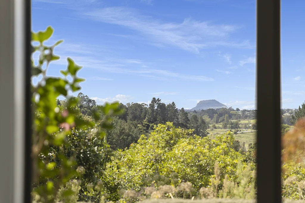 Te Puna  Private Te Puna lifestyle with space and views