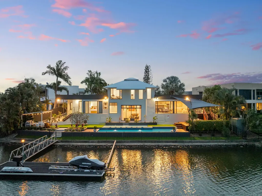 Helensvale 5chambre Stunning waterfront home with nearly 40m of water on grand canal!