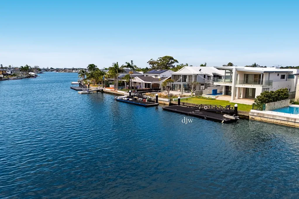 Sylvania Waters 4房 水滨全景豪宅 双砖混凝土结构 高端装修 玻璃墙设计 盐水泳池水疗 厨师厨房 主卧套房 双车库浮筒 Luxury deep waterfront living at its finest