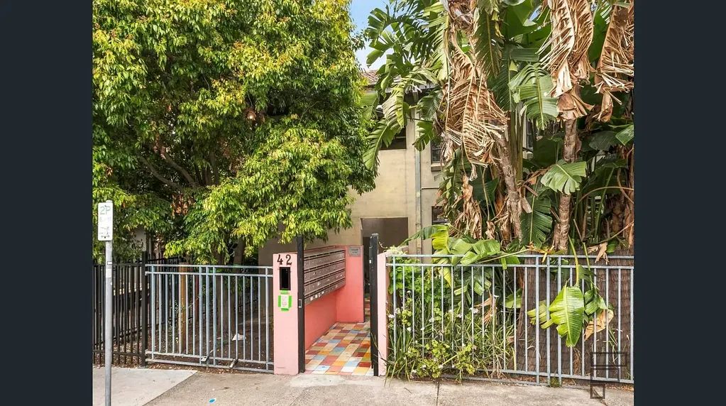 STUDIO APARTMENT IN THE HEART OF ST KILDA | FLARE REAL ESTATE