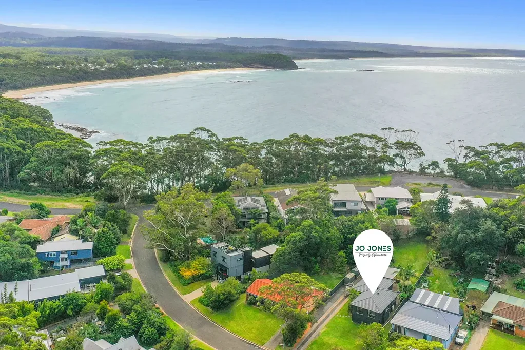 Mollymook Beach 4ਬੈੱਡਰੂਮ Fully Renovated Beachside Home in one of Mollymook Beach's most sort after locales
