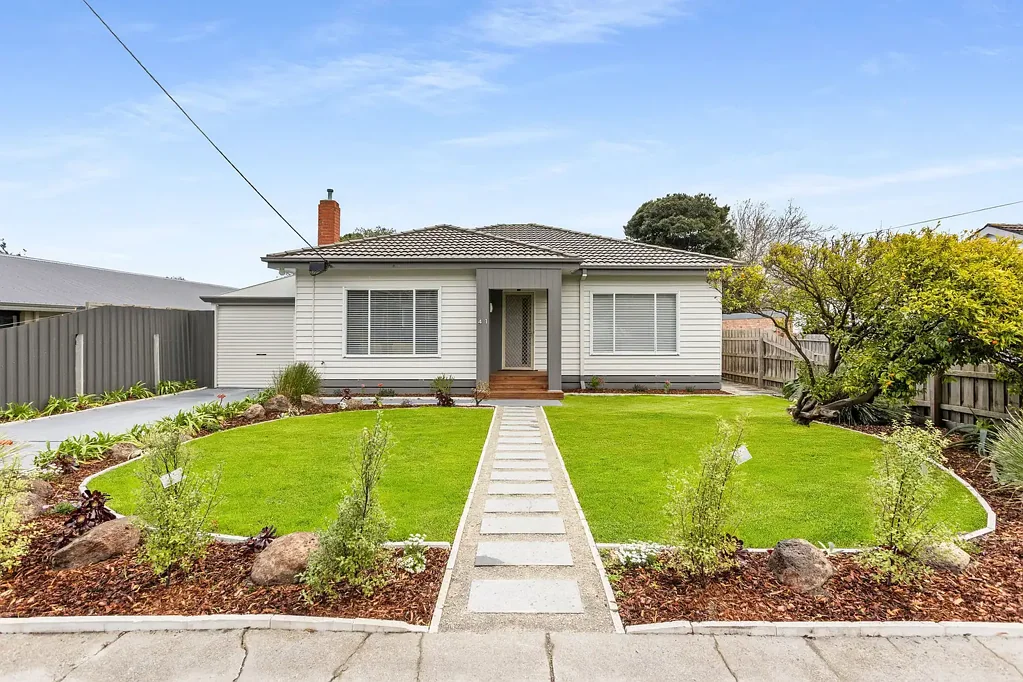 Frankston 3房 Frankston黄金地段 三卧温馨之家 精美翻新厨房 Miele电器齐全 开放式生活空间 私密庭院低维护 便捷生活配套 Unbeatable Convenience in the Heart of It All