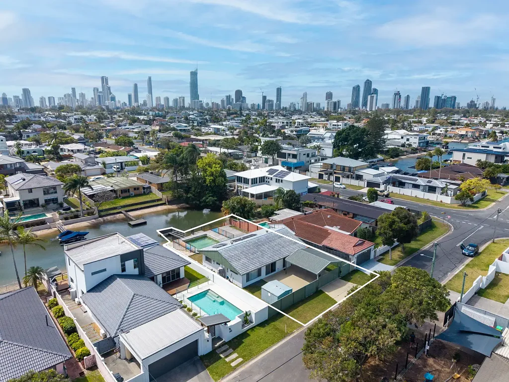Broadbeach Waters 3ਬੈੱਡਰੂਮ SELLER RELOCATING - MUST BE SOLD! | North-Facing Waterfront with Lucrative Potential