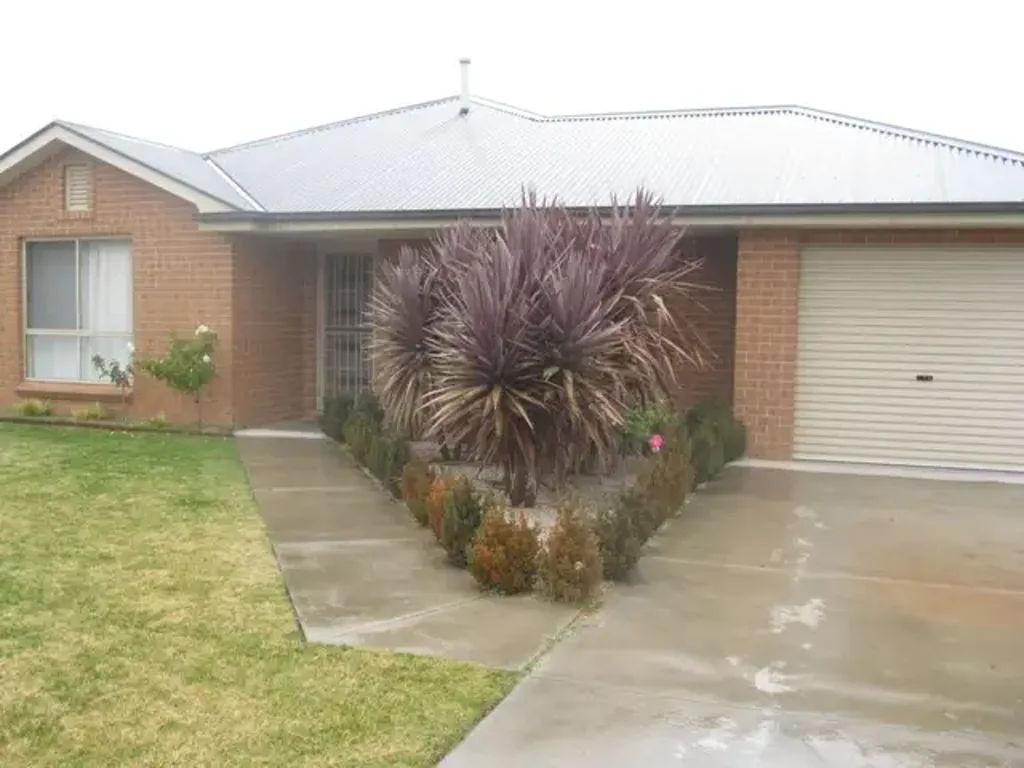 Modern Home in Kelso- Available 13.7.26