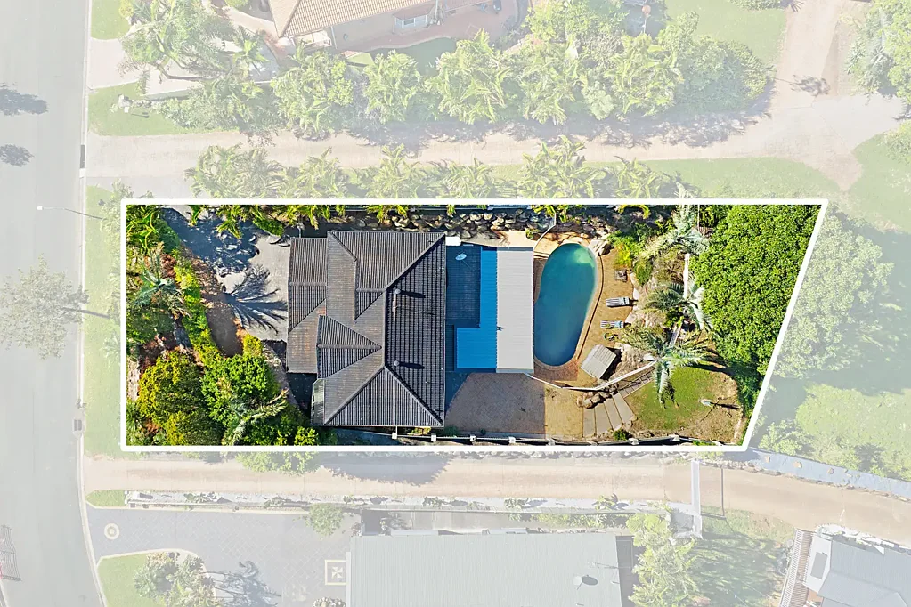 Tanah Merah 4Moenga First Class Family Living on 962m2 with Views and a Pool