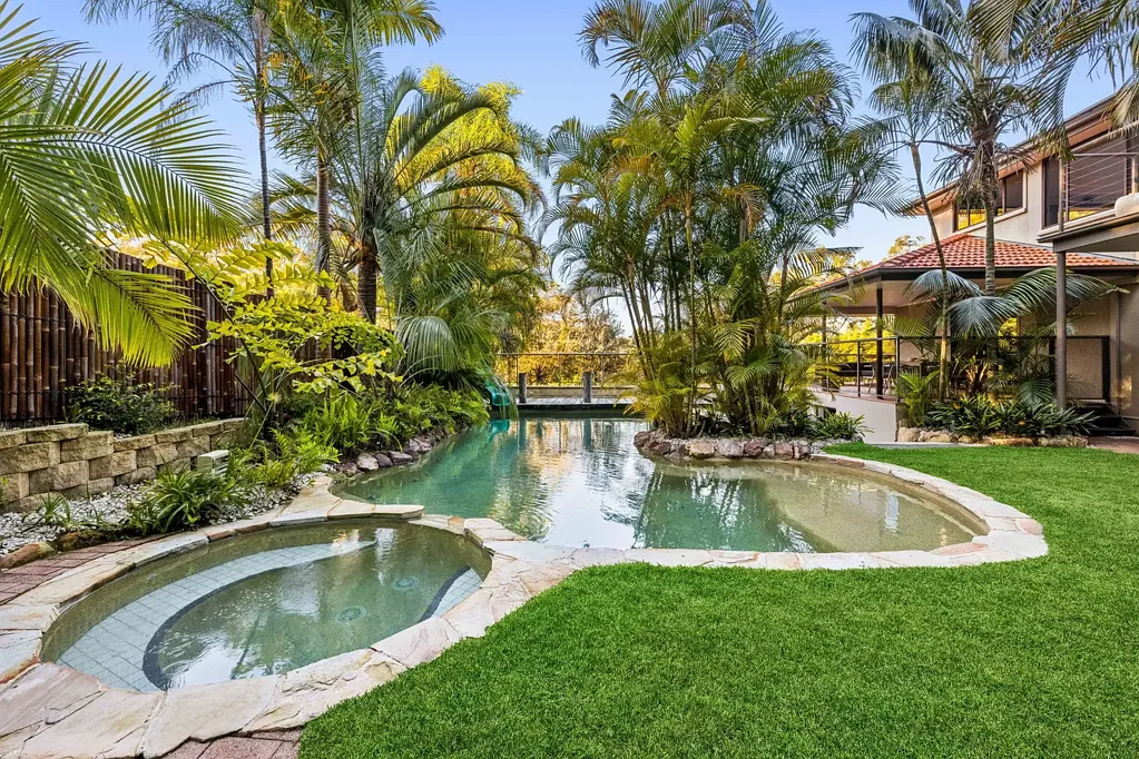 Elanora Heights 5房 热带天堂，度假村风格的娱乐休闲场所 Tropical paradise with resort style entertaining retreats