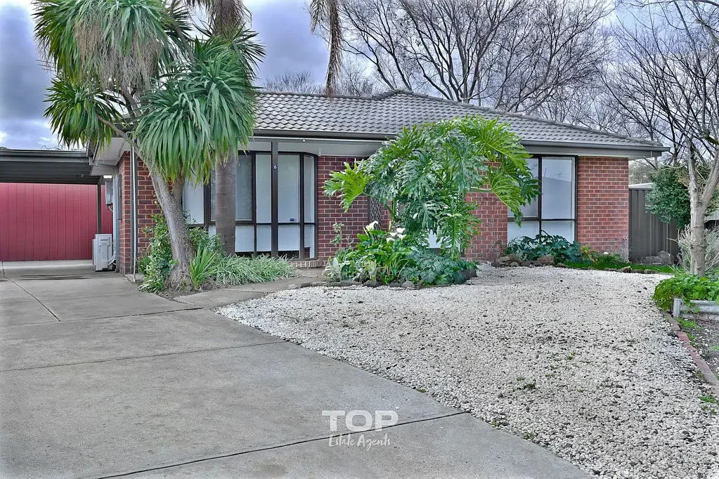 Charming 3-Bedroom Family Home in Quiet Court Location!!