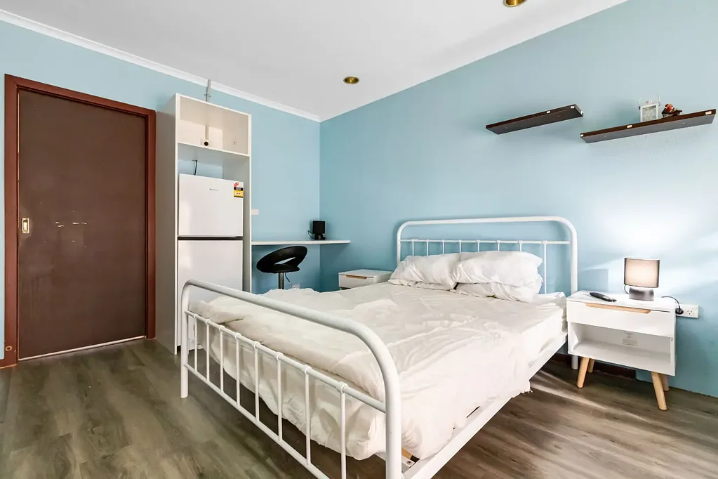Fully Furnished Modern Apartment - Prime Location, Minutes from Red Cliffs Township and Amenities