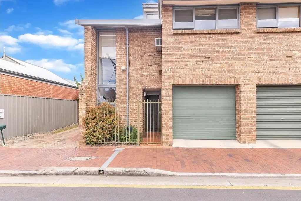Immaculately Presented Townhouse in Prime City-Fringe Location