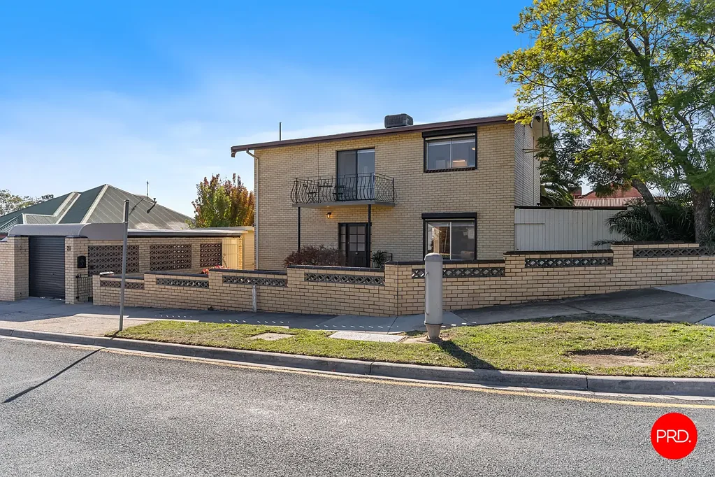 Kennington 5 Bedroom Spacious Family Home with Pool and Studio