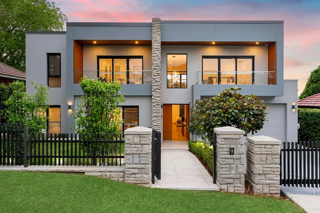 Northbridge 4房 建筑师设计家庭住宅！北向环绕式泳池+太阳能板，步行至公交站/购物中心，生活便利无忧！ Architectural Family Perfection with North-Facing Poolside Living