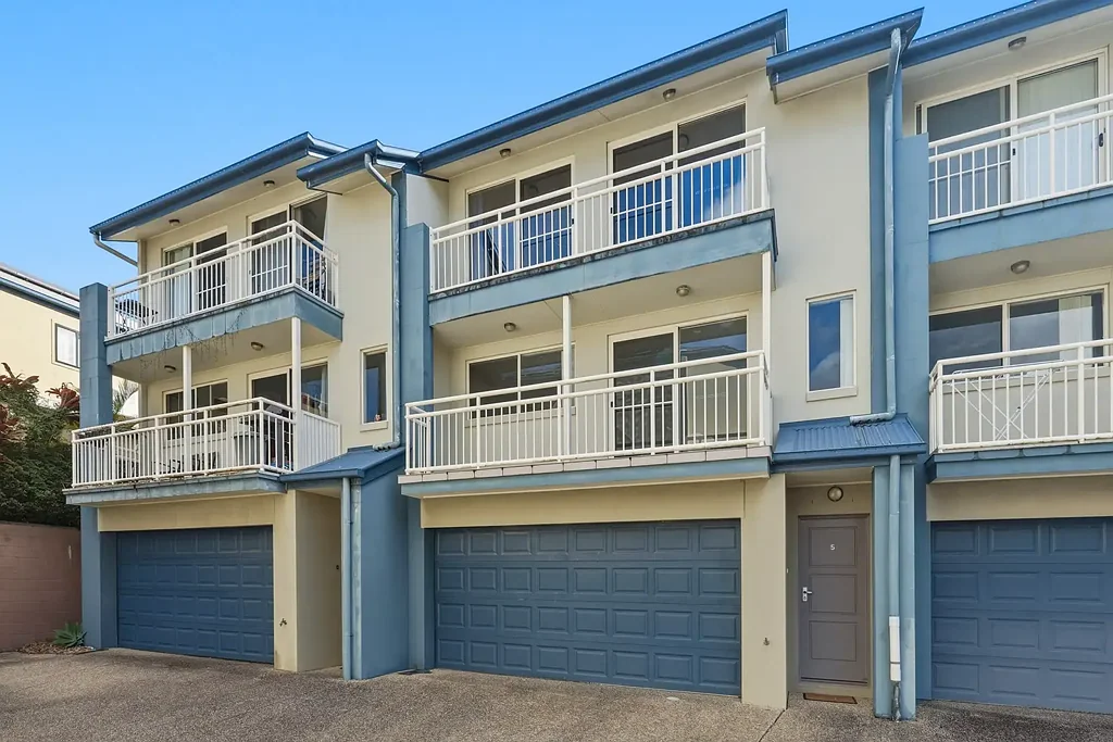 Varsity Lakes 3બેડરૂમ Vacant Tri-Level Townhouse in a Boutique Complex!!