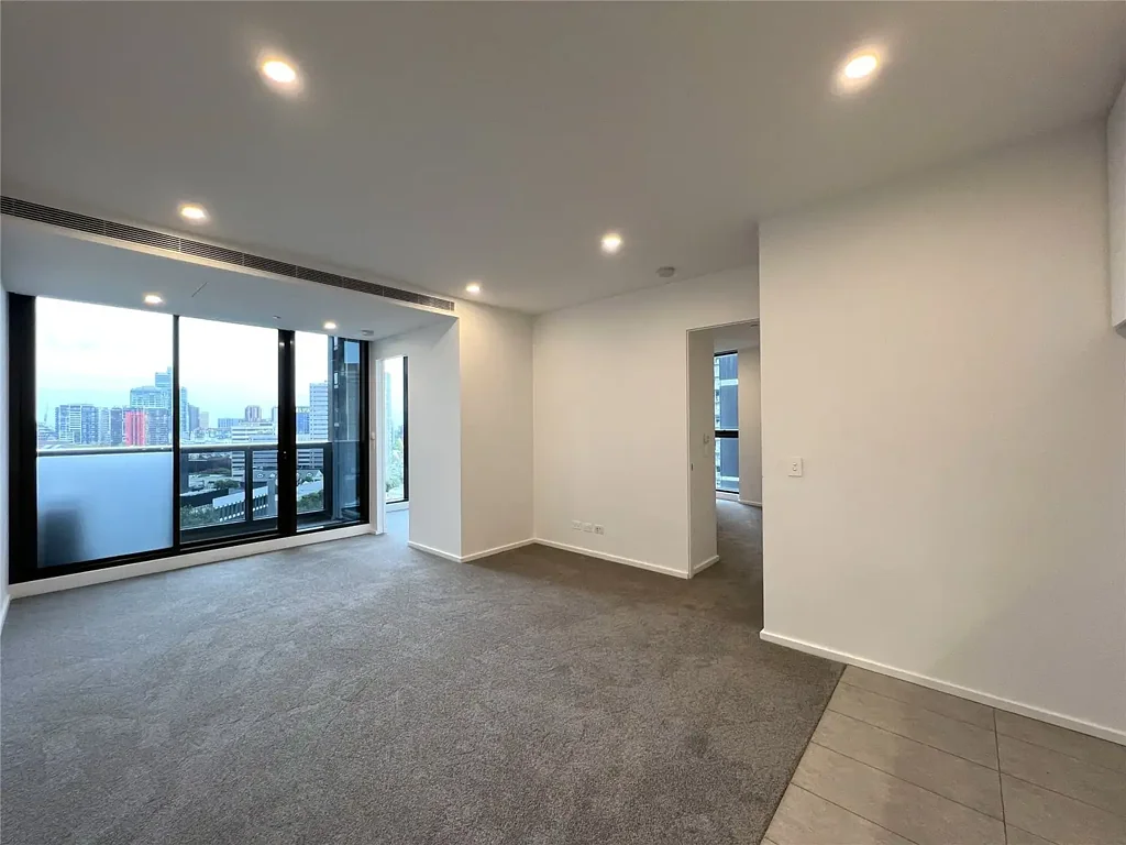 ELEGANT CORNER TWO BEDROOM APARTMENT LOCATED IN HEART OF SOUTHBANK